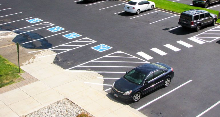 Marcas en el pavimento para los espacios de estacionamiento de discapacitados